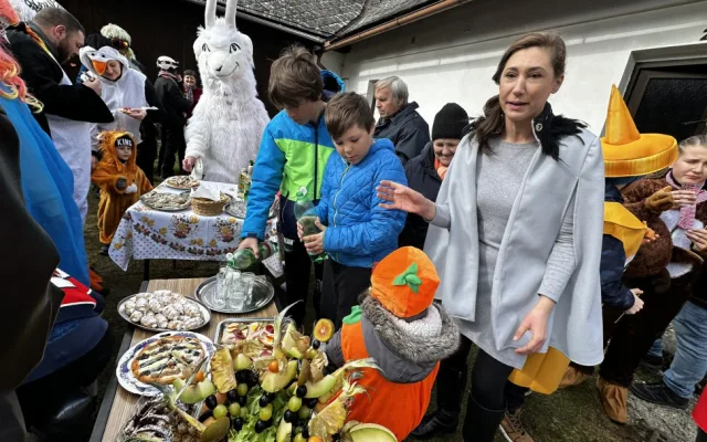 VIDEO: Pestrý masopust v pošumavském příhraničí ve znamení koblih, vošouchů, báče a tlačenky