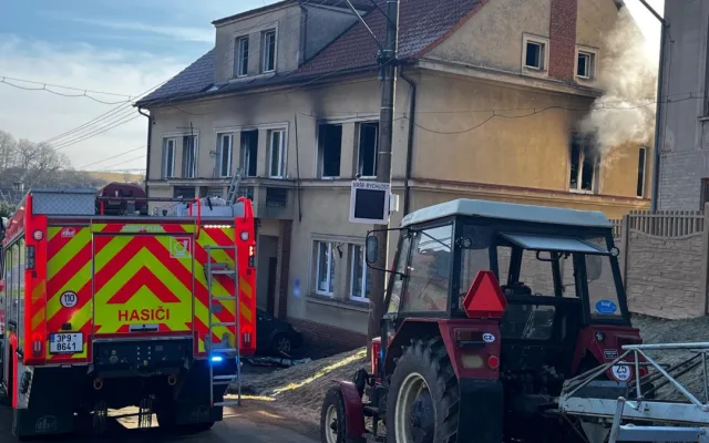 Hasiči zachraňovali pomocí žebříku nájemníky domu, které tam uvěznil požár jednoho bytu