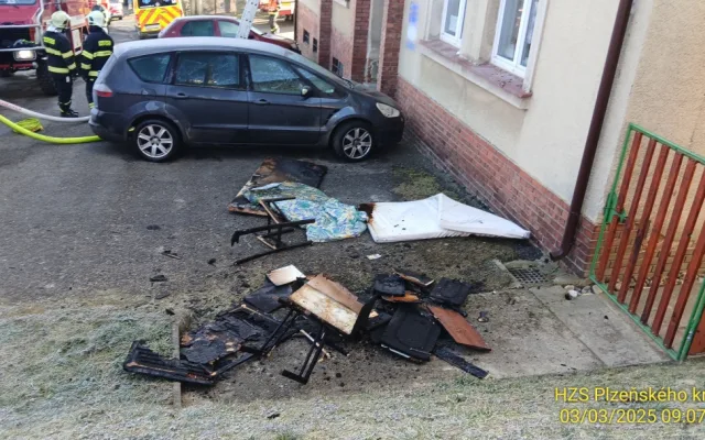 Hasiči zachraňovali pomocí žebříku nájemníky domu, které tam uvěznil požár jednoho bytu