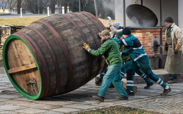 Nebezpečná dřina, zruční bednáři slavného pivovaru začali smolit 20 obřích ležáckých sudů tradiční metodou
