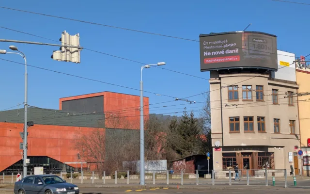 Obří reklamní LED obrazovka zmizí, spolu s ní i billboardy a desítky reklamních laviček