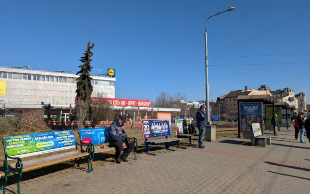 Reklamní lavičky jsou na mnoha zastávákách, třeba u bývalého Prioru.
