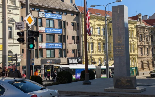 Snad z žádné strany si pomník Díky, Ameriko nevyfotíte, aniž by na pozadí byla nějaká nevkusná reklama.