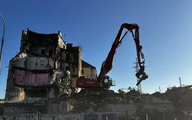 Demolice nechvalně známého komplexu budov pro chudé je velkou atrakcí. Jedna slavná malba už definitivně zmizela