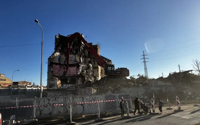 Demolice nechvalně známého komplexu budov pro chudé je velkou atrakcí. Jedna slavná malba už definitivně zmizela