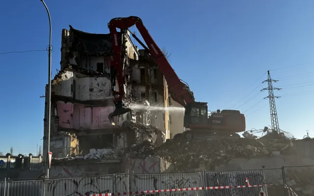 Demolice nechvalně známého komplexu budov pro chudé je velkou atrakcí. Jedna slavná malba už definitivně zmizela