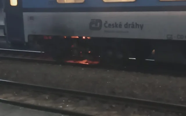 V podvozku osobního vlaku šlehaly plameny po příjezdu na nádraží. V soupravě cestovalo 25 osob