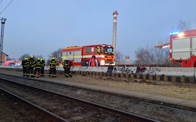 V podvozku osobního vlaku šlehaly plameny po příjezdu na nádraží. V soupravě cestovalo 25 osob