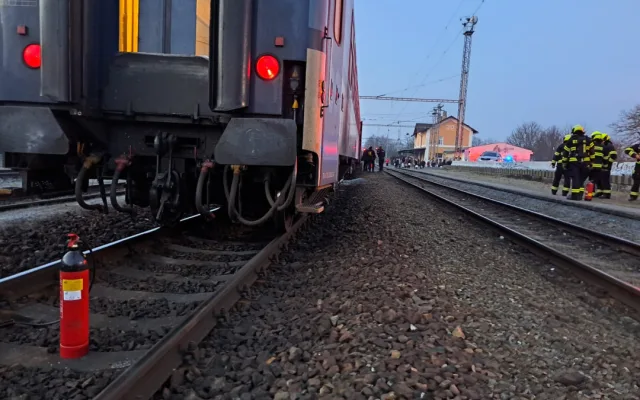 V podvozku osobního vlaku šlehaly plameny po příjezdu na nádraží. V soupravě cestovalo 25 osob