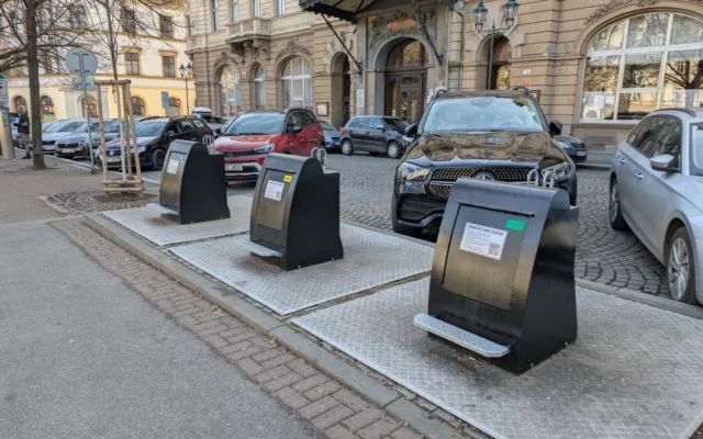 Podzemní kontejnery v centru města končí, lidé ukládali odpad všude kolem a úklid se tím prodražil o statisíce