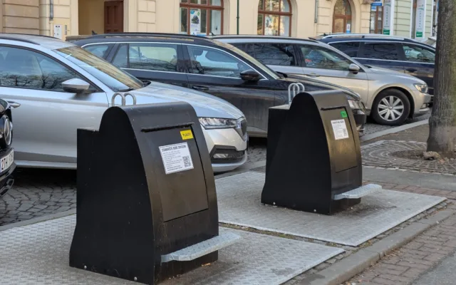 Podzemní kontejnery v centru města končí, lidé ukládali odpad všude kolem a úklid se tím prodražil o statisíce