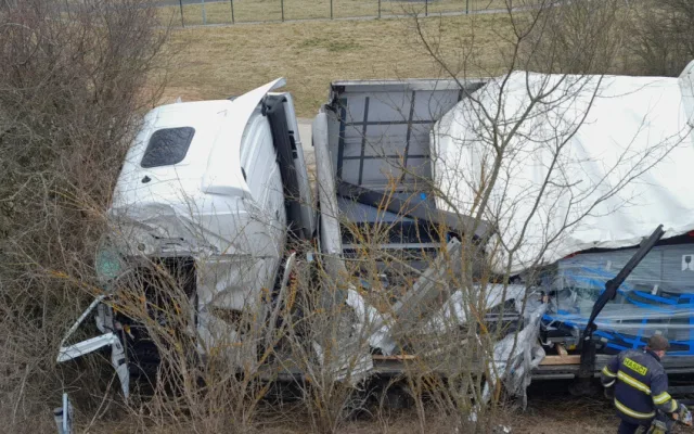 Vážná dopravní nehoda dvou kamionů, jeden z náklaďáků odmrštil náraz mimo vozovku