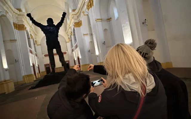 Obří monument Rockyho v jeho vítězné póze vytvořil oceňovaný autor z 50 000 kusů vyřazených VHS kazet