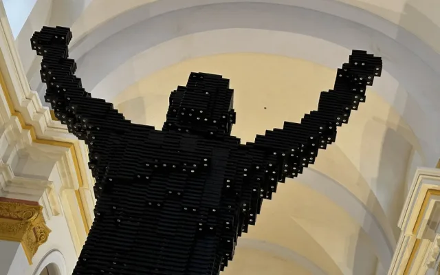 Obří monument Rockyho v jeho vítězné póze vytvořil oceňovaný autor z 50 000 kusů vyřazených VHS kazet