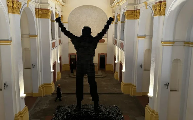 Obří monument Rockyho v jeho vítězné póze vytvořil oceňovaný autor z 50 000 kusů vyřazených VHS kazet