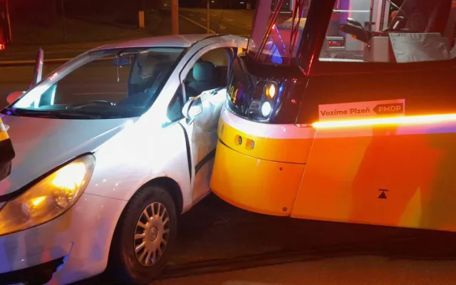 Řidička při odbočování vlevo nedala přednost projíždějící tramvaji a ta osobní auto nemilosrdně smetla