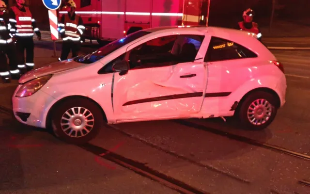 Řidička při odbočování vlevo nedala přednost projíždějící tramvaji a ta osobní auto nemilosrdně smetla