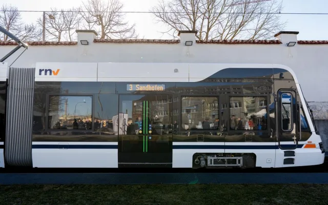 Škodováci vyrobili nejdelší tramvaj na světě, měří téměř 60 metrů. Dvanáct obřích souprav bude jezdit v SRN