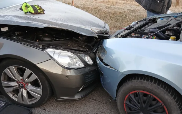 Řidič přejel do protisměru a střetl se s pěti auty, další se převrátil s vozíkem, když se vyhýbal zvěři