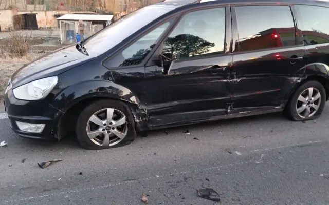 Řidič přejel do protisměru a střetl se s pěti auty, další se převrátil s vozíkem, když se vyhýbal zvěři
