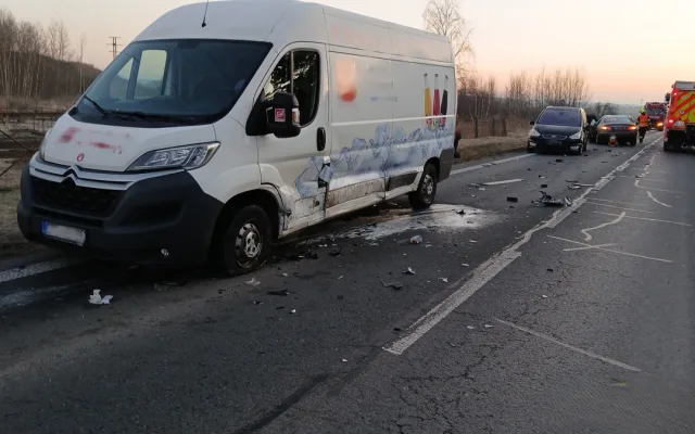 Řidič přejel do protisměru a střetl se s pěti auty, další se převrátil s vozíkem, když se vyhýbal zvěři