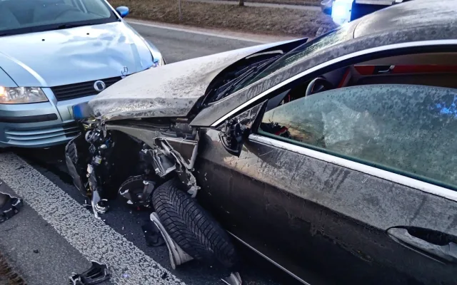Řidič přejel do protisměru a střetl se s pěti auty, další se převrátil s vozíkem, když se vyhýbal zvěři