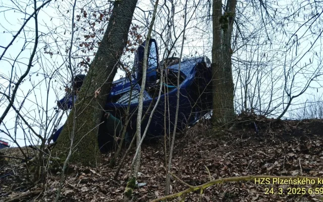 Auto vyletělo při děsivé havárii ze silnice a kutálelo se do hluboké rokle. Po nárazu do stromu se vytrhl motor