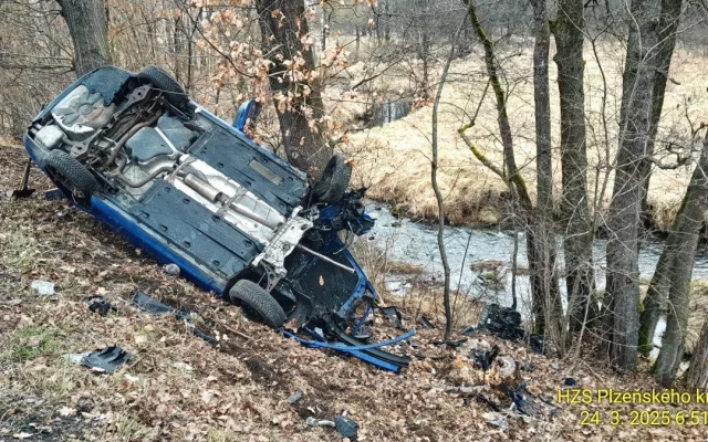 Auto vyletělo při děsivé havárii ze silnice a kutálelo se do hluboké rokle. Po nárazu do stromu se vytrhl motor