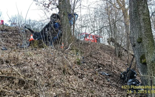 Auto vyletělo při děsivé havárii ze silnice a kutálelo se do hluboké rokle. Po nárazu do stromu se vytrhl motor