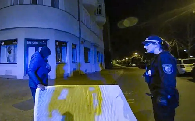 Muž spal tvrdě na matraci uprostřed ulice, kudy normálně projíždí auta. Nepřišlo mu to vůbec divné
