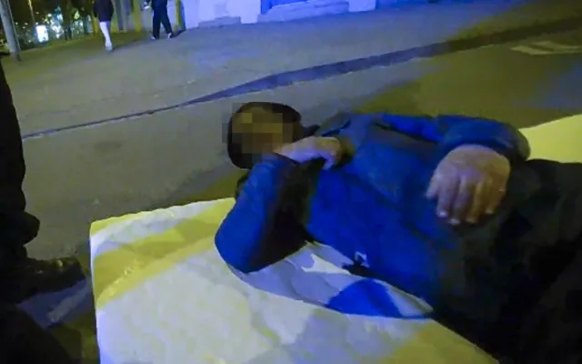 Muž spal tvrdě na matraci uprostřed ulice, kudy normálně projíždí auta. Nepřišlo mu to vůbec divné