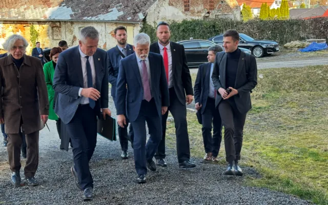 Prezidenta Petra Pavla provedli po svém zámku v Týnci jeho majitelé. Obří barokní skvost opravovali 25 let
