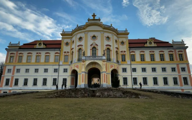 Prezidenta Petra Pavla provedli po svém zámku v Týnci jeho majitelé. Obří barokní skvost opravovali 25 let