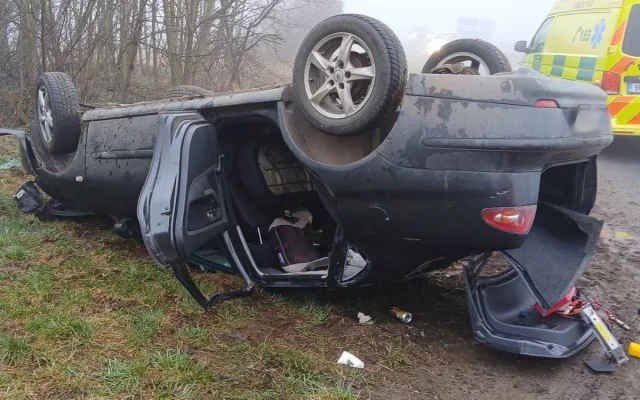 Při střetu osobáku se srnkou se zranil řidič a čtyři děti