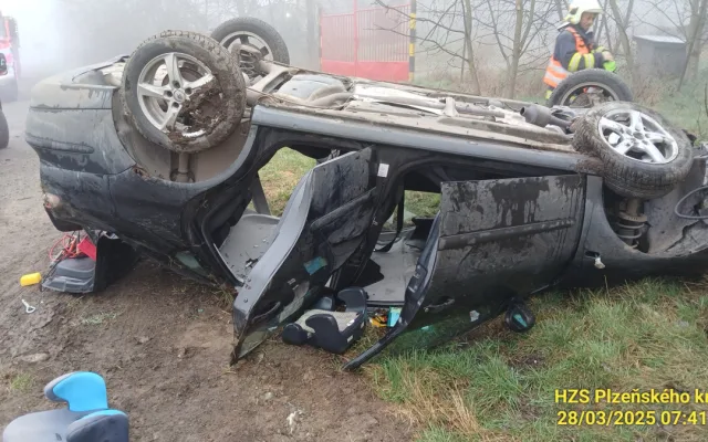 Při střetu osobáku se srnkou se zranil řidič a čtyři děti