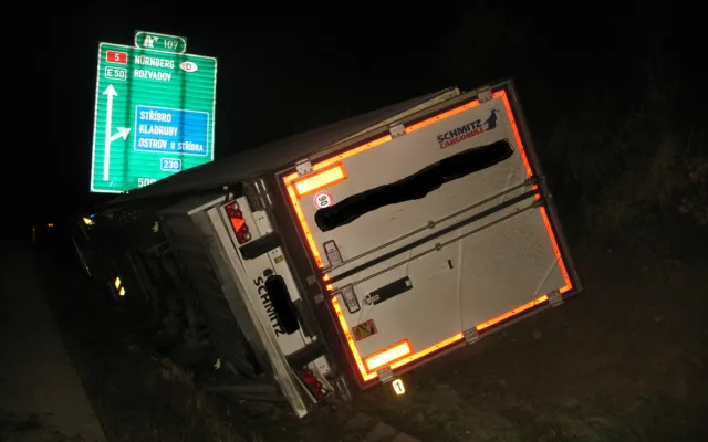 Na dálnici se v kvůli mikrospánku šoféra převrátil kamion