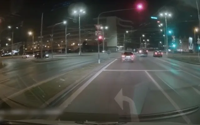 Poprask způsobilo video zachycující dva řidiče, kteří před policejním vozem vjeli na červenou do křižovatky