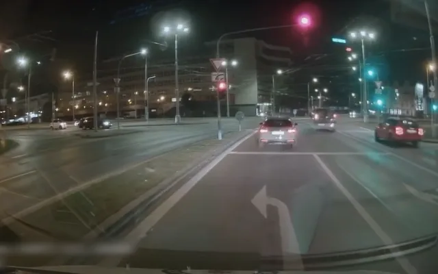 Poprask způsobilo video zachycující dva řidiče, kteří před policejním vozem vjeli na červenou do křižovatky