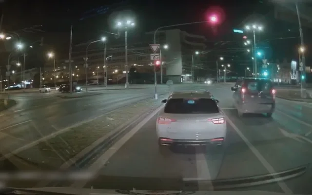 Poprask způsobilo video zachycující dva řidiče, kteří před policejním vozem vjeli na červenou do křižovatky