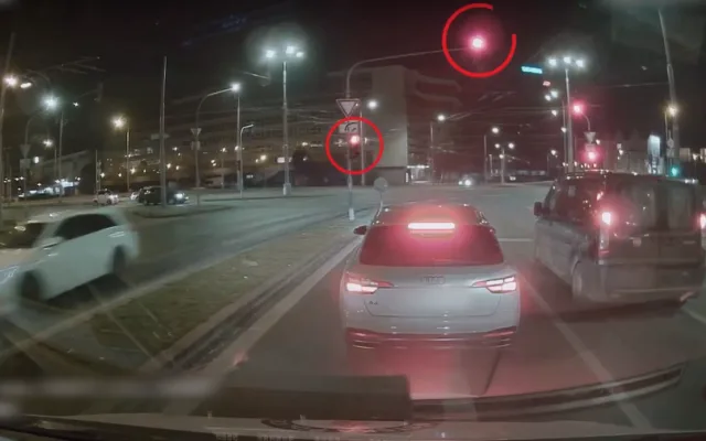 Poprask způsobilo video zachycující dva řidiče, kteří před policejním vozem vjeli na červenou do křižovatky