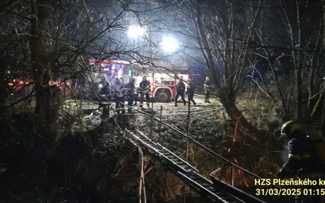 Dobývání středověkého hradu s vodním příkopem připomínal zásah hasičů u hořící chaty stojící na ostrůvku