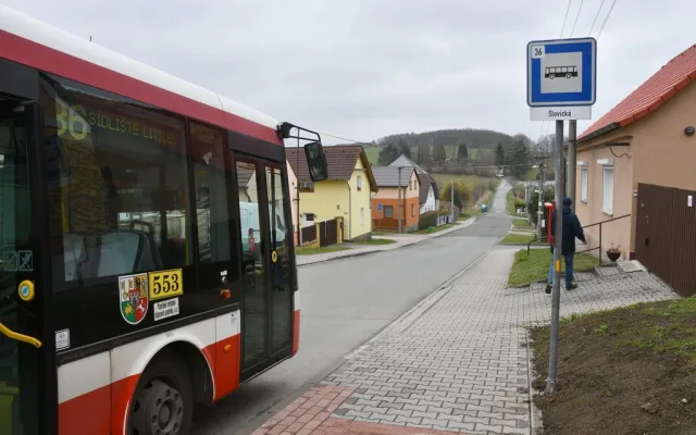 Zcela nová autobusová linka MHD číslo 36 zajíždí i do míst, kde jsou velmi úzké komunikace