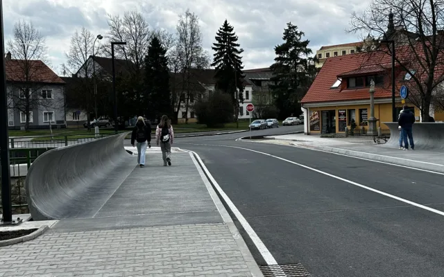 Nový most překvapil občany svým velmi netradičním zábradlím