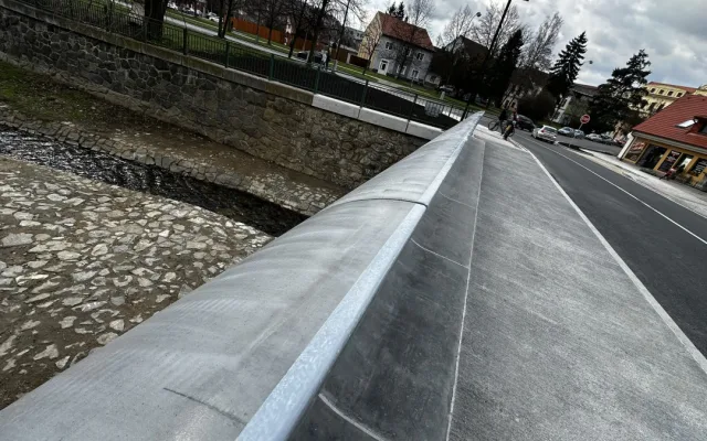 ANKETA: Nový most překvapil občany svým velmi netradičním zábradlím. Jak se vám líbí?