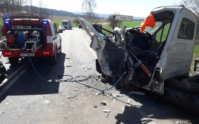 Při střetu tří dodávek se vážně zranili dva řidiči. Oba museli hasiči vyprostit ze zdemolovaných vozidel