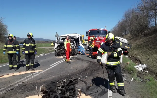 Při střetu tří dodávek se vážně zranili dva řidiči. Oba museli hasiči vyprostit ze zdemolovaných vozidel