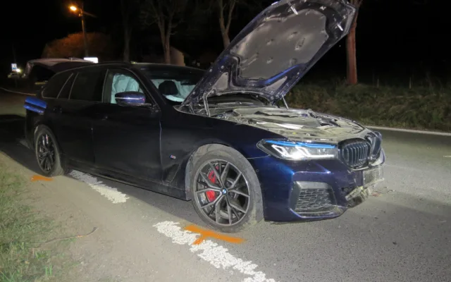 Opilý řidič BMW zdemoloval auto a proletěl cedulí na konci obce. Pak utekl domů, kde ho vypátral služební pes