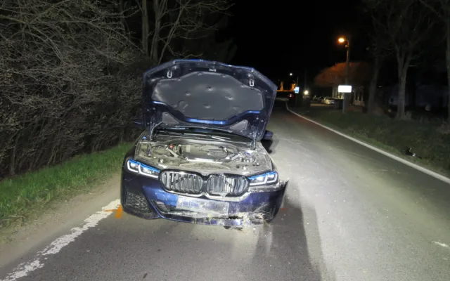 Opilý řidič BMW zdemoloval auto a proletěl cedulí na konci obce. Pak utekl domů, kde ho vypátral služební pes