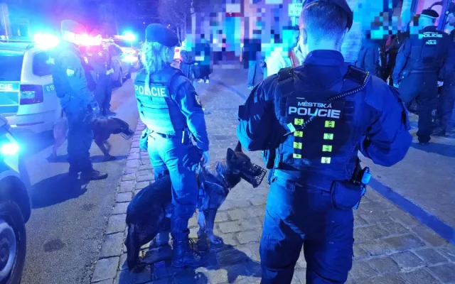 Policisté při rozsáhlé noční razii narazili na opilé dítě v jednom z barů, byla tam s ním i jeho matka