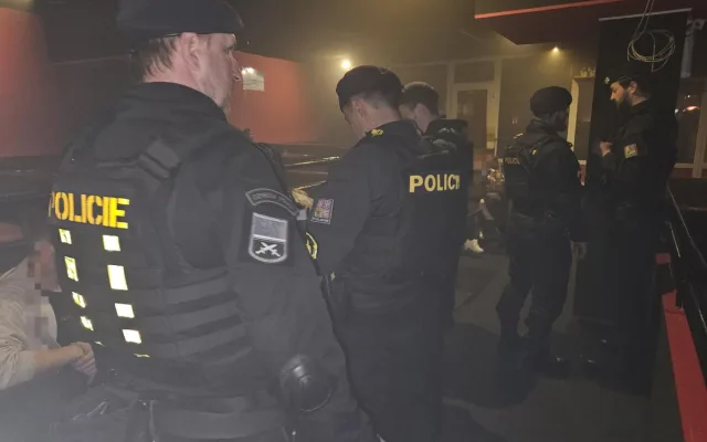 Policisté při rozsáhlé noční razii narazili na opilé dítě v jednom z barů, byla tam s ním i jeho matka